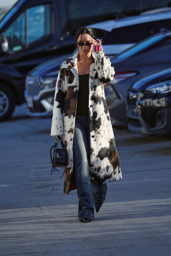 Straight coat with animal print fur