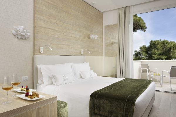 Comfort room with sea view on the side