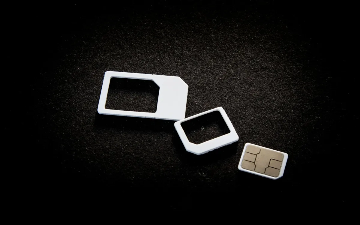 Standard, micro and nano SIM card sizes laid out on a dark background Standard, micro and nano SIM card sizes laid out on a dark background