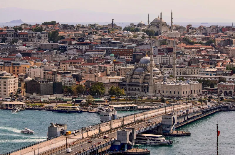 AvitoVIP: fixed-price private airport transfers in Istanbul and Antalya Istanbul's Golden Horn with the Galata Bridge, ferries and the New Mosque