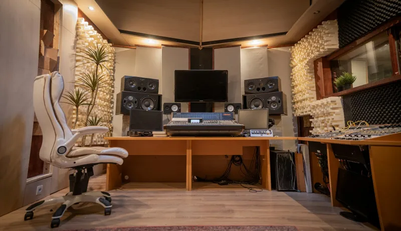 MAGIX: video, music and photo software with UK pricing Recording studio desk with mixing console, monitors and speakers