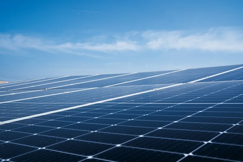 Renogy UK: solar panels, leisure batteries and off-grid kits Rows of blue solar panels on a roof under a bright blue sky