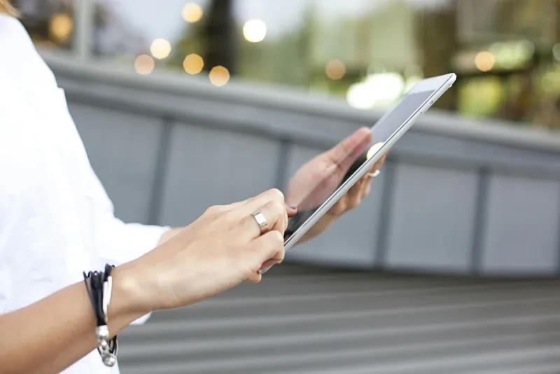 ZINIO: digital magazine subscriptions, and which store UK readers should use Hands holding a tablet outdoors