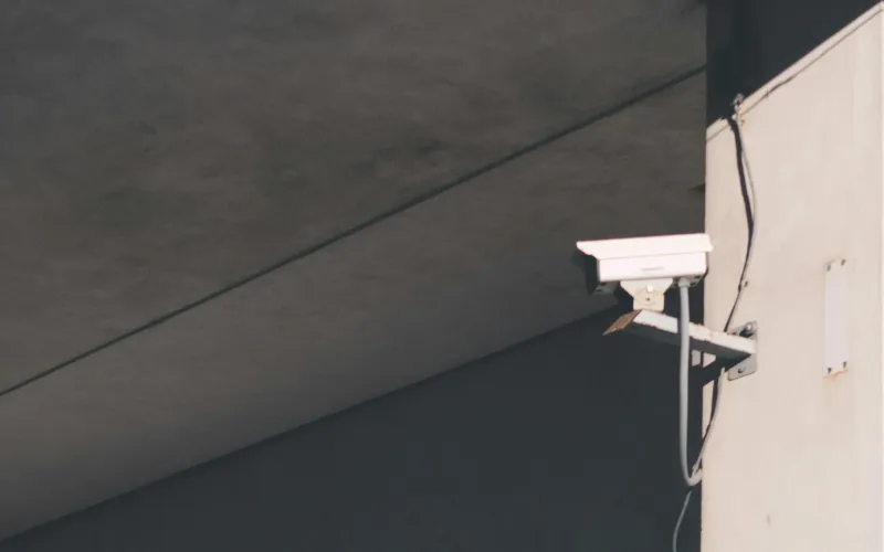ZOSI: DIY security camera kits with free UK delivery and no monthly fee A white security camera mounted on the corner of a concrete building